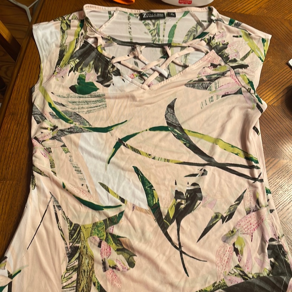 🤩Host Pick 💕Beautiful New York and Company shirt